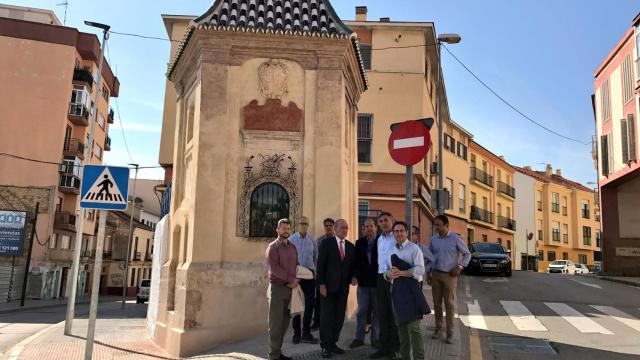 Imagen de archivo del alcalde de Málaga y del equipo de Urbanismo junto a la Alcubilla principal del Acueducto de San Telmo.