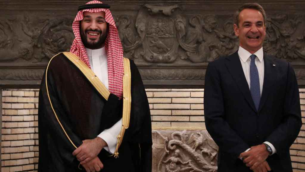 El príncipe heredero de Arabia Saudí, Mohamed bin Salmán, y el primer ministro griego, Kyriakos Mitsotakis, este martes en Atenas.
