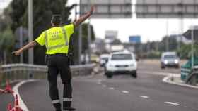 Un Guardia Civil haciendo señales de tráfico.