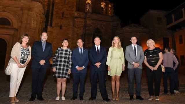 El presidente García-Page inauguró la nueva iluminación de la catedral junto a la alcaldesa de Sigüenza y el presidente de las Cortes, entre otras autoridades.