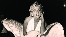 Marilyn Monroe en su imagen más célebre, de 'La tentación vive arriba', cuando su falda se eleva sobre la rejilla de ventilación del metro
