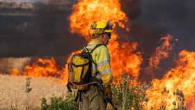 Un bombero observa las llamas del incendio de Quintanilla del Coco, en Burgos.