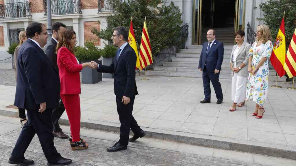 Félix Bolaños saluda a Laura Vilagrà, al recibir a la delegación de la Generalitat en Moncloa.