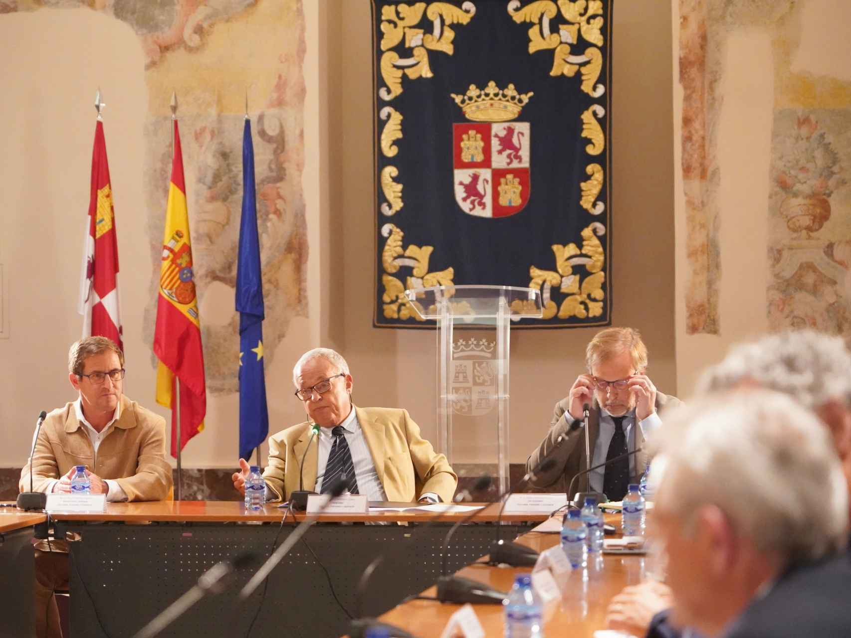 El consejero de Cultura, Gonzalo Santonja, preside la Comisión de los Caminos a Santiago por Castilla y León, este miércoles.