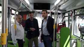 Óscar Puente y Luis Vélez presentan los nuevos autobuses de Auvasa