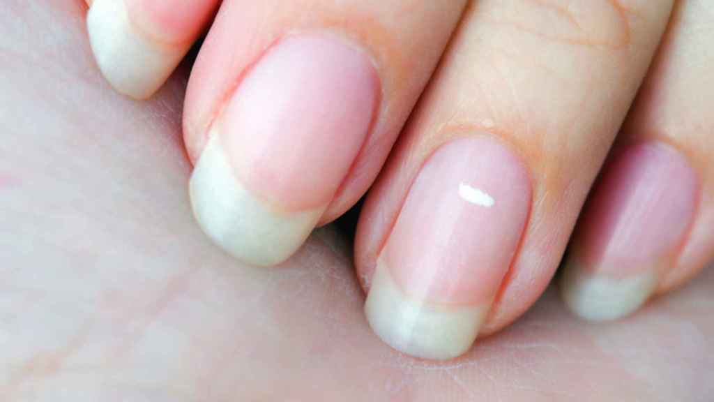 Cómo quitar las uñas postizas acrílicas de gel o de porcelana Muy Fácil