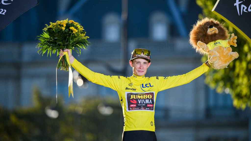 Jonas Vingegaard en lo alto del podio de París como ganador del Tour de Francia