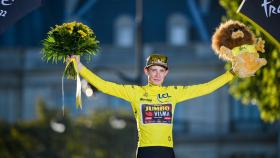 Jonas Vingegaard en lo alto del podio de París como ganador del Tour de Francia