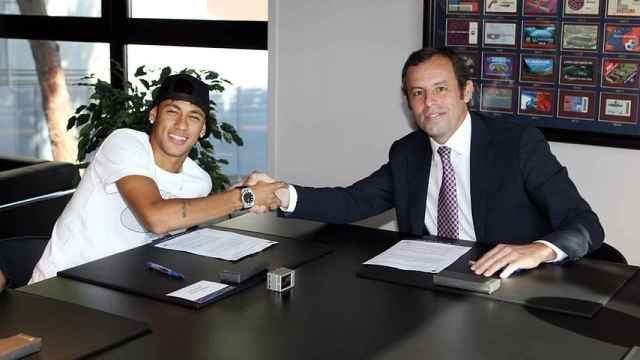 Neymar Jr y Sandro Rosell en el momento de la firma del fichaje