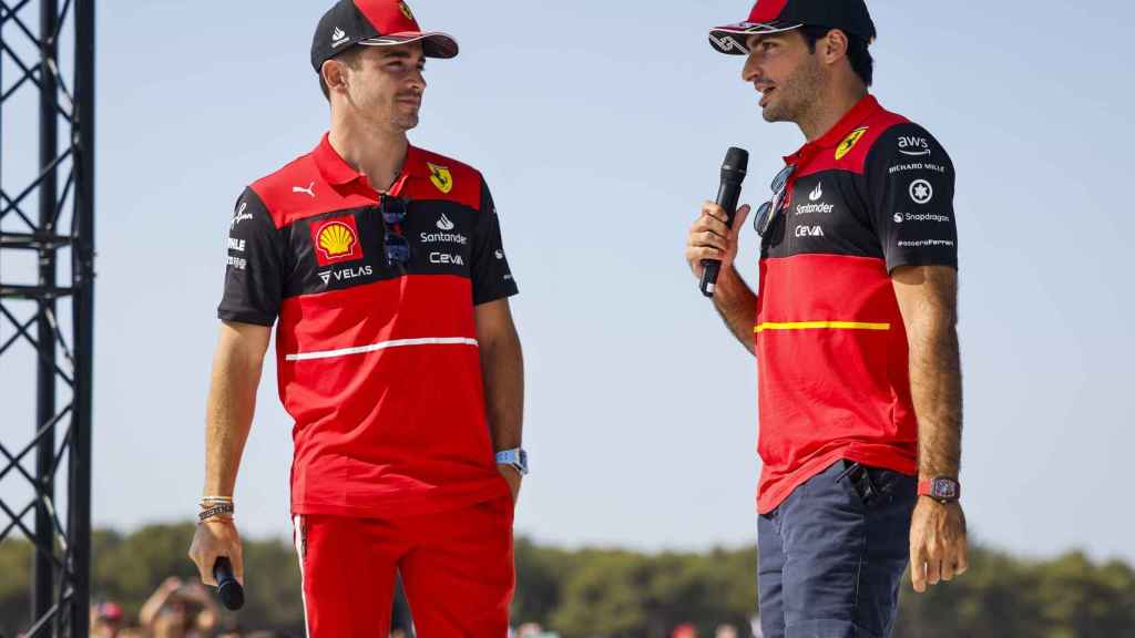 Charles Leclerc y Carlos Sainz, en un acto con Ferrari en Paul Ricard
