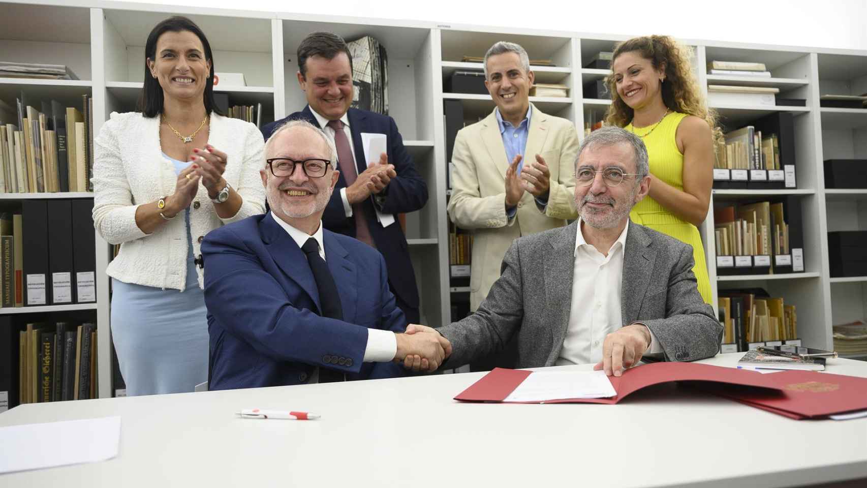 Acto de firma de la compra del Archivo Lafuente, este miércoles. Sentados, José María Lafuente y Manuel Borja-Villel. Foto: EFE/Pedro Puente Hoyos