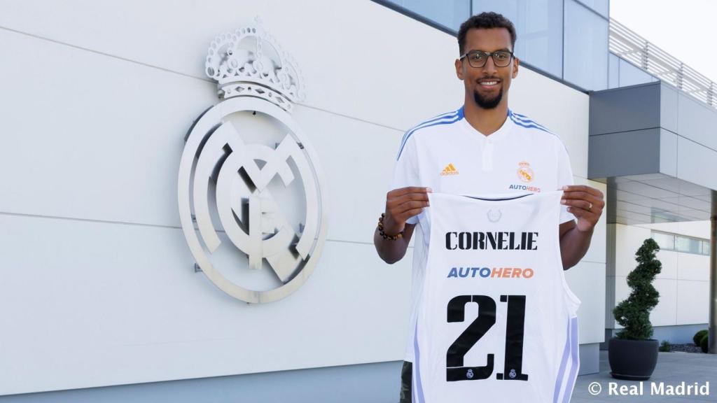 Petr Cornelie, presentado con el Real Madrid de baloncesto