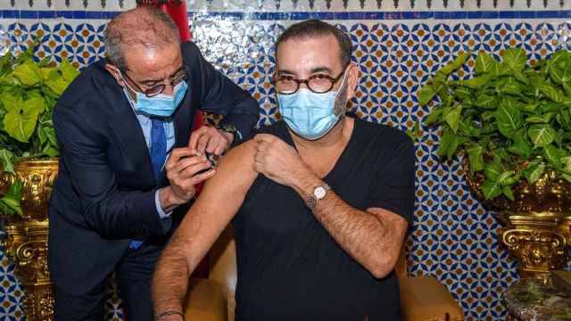 El rey de Marruecos, Mohammed VI, recibe la vacuna de la Covid-19 en el Palacio Real de Fez.