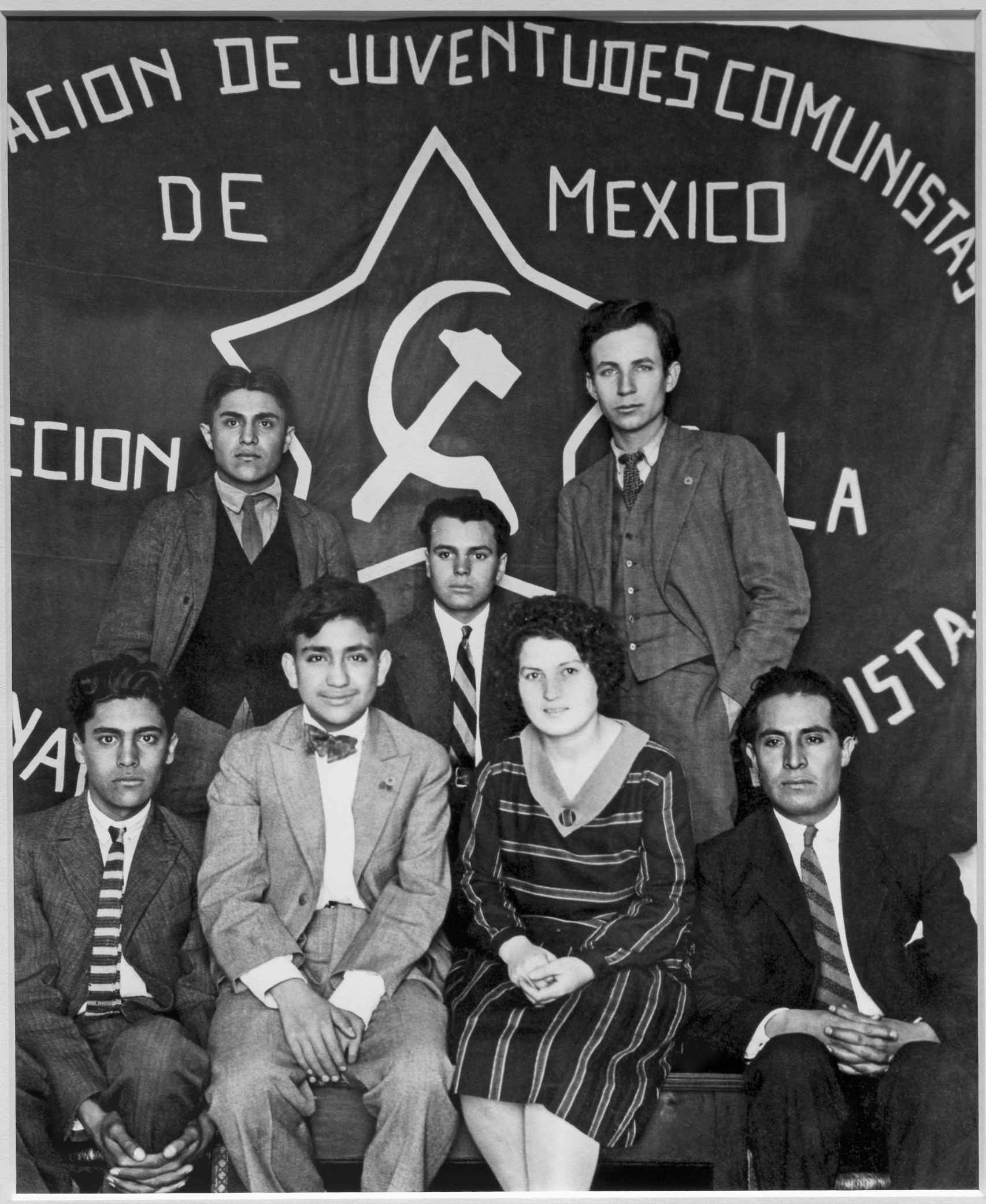 Miembros de las Juventudes Comunistas de México, retratados por Modotti en 1926. Foto: © José Luis Municio, Museo Cerralbo