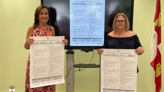 Maria José Pérez, directora de la biblioteca municipal, junto a la concejala de Cultura, Marian Martínez, en el acto de presentación