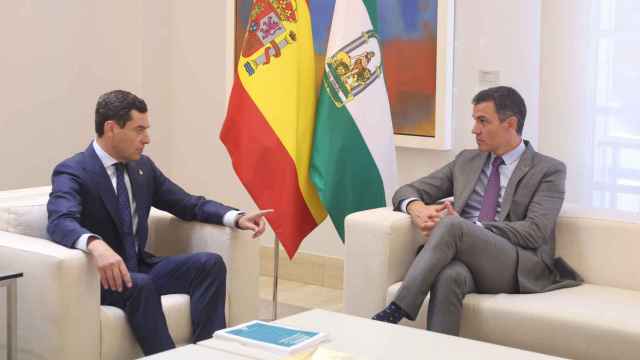 El presidente de la Junta, Juanma Moreno, en su encuentro con el presidente del Gobierno, Pedro Sánchez, en Moncloa.PSOE