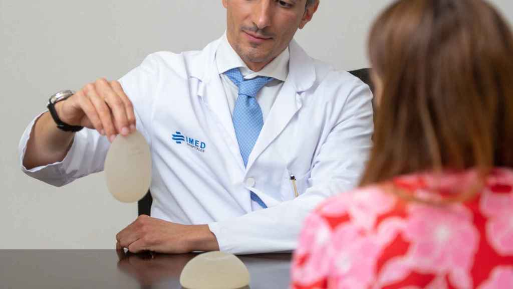 El doctor Mónaco, de Clínicas Ilahy, con una paciente.
