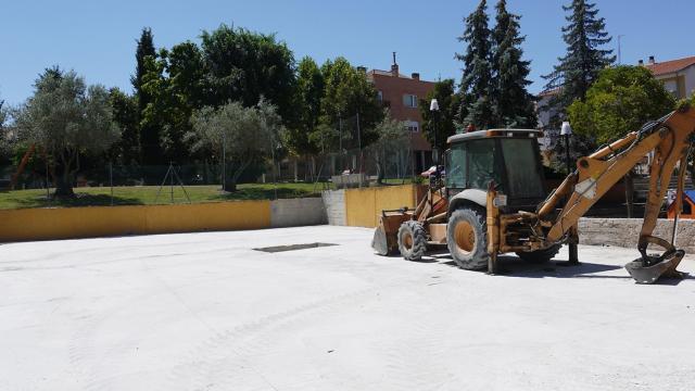 Solera de hormigón para el nuevo parque en el centro urbano de Carbajosa