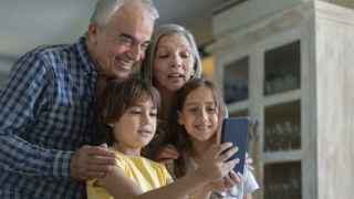Las visitas a familiares ayudan a evitar la pérdida de memoria.