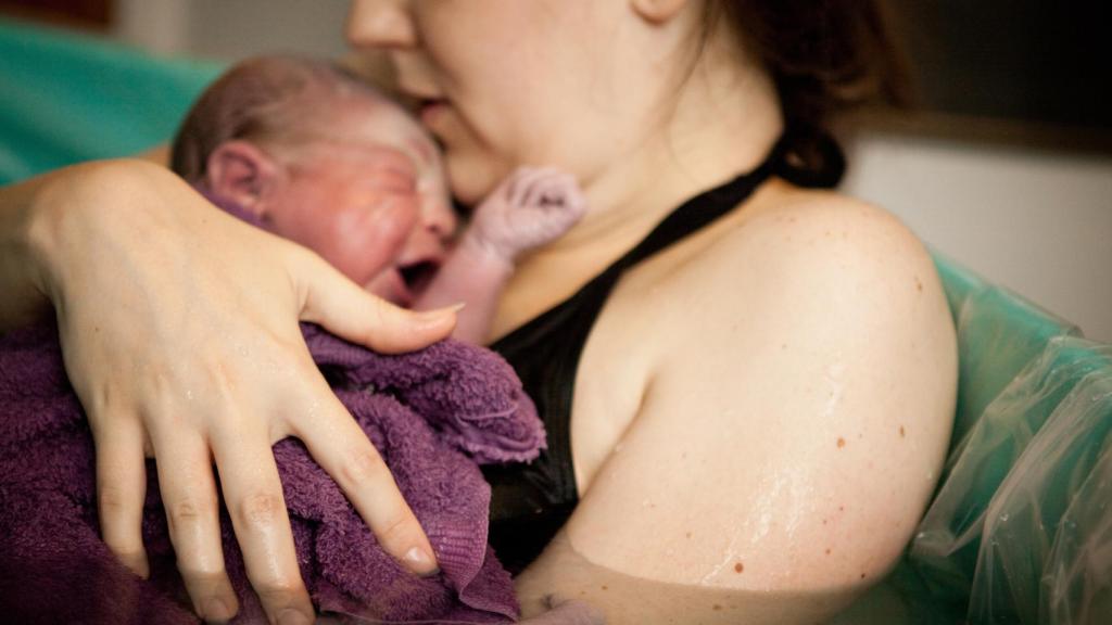 Una madre con su bebé recién nacido.