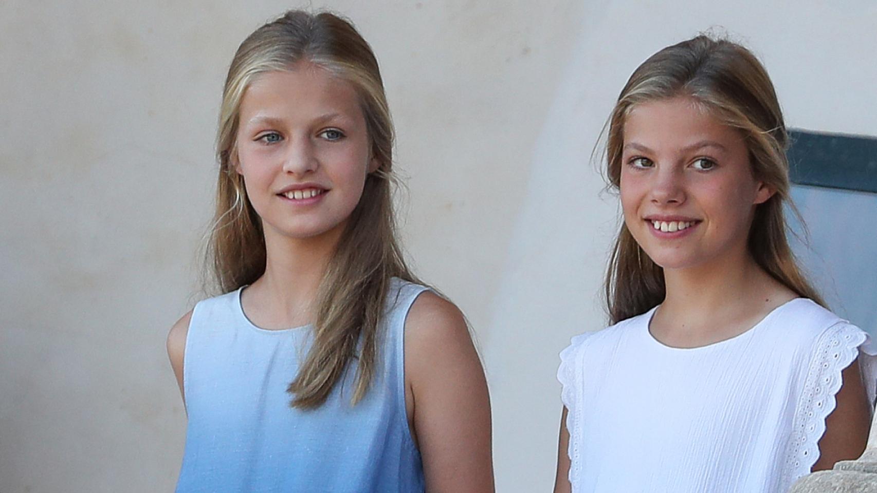 La princesa Leonor y la infanta Sofía en el posado de verano de 2019.