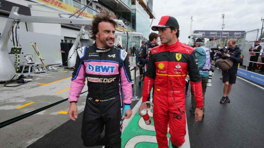 Fernando Alonso y Carlos Sainz antes de una carrera