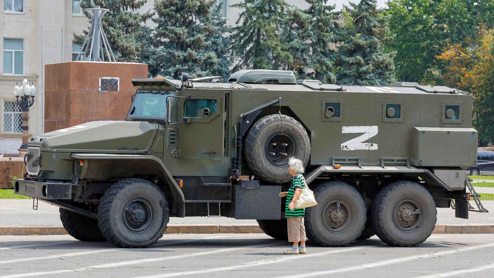 Un camión de las fuerzas prorrusas, aparcado en la localidad de Jersón, en el sur de Ucrania