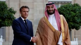 El presidente francés, Emmanuel Macron, junto al príncipe heredero saudí, Mohamed Bin Salman, este jueves 28 de julio en París
