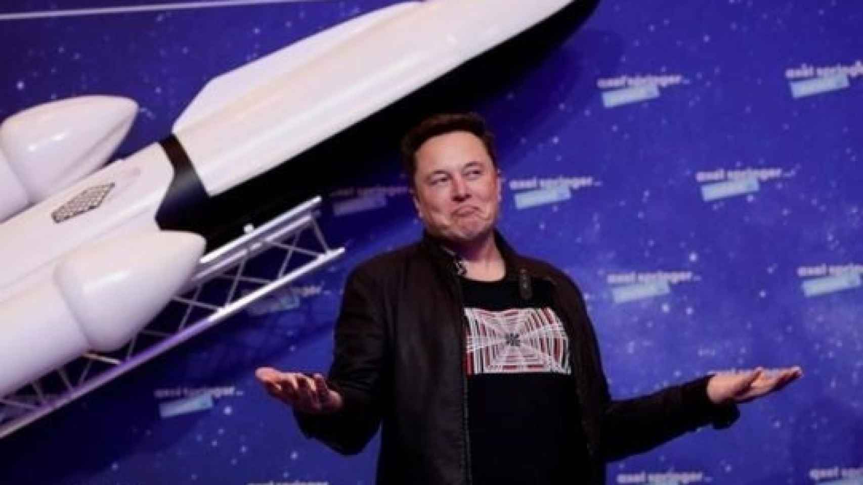 Elon Musk posa para los medios durante un evento
