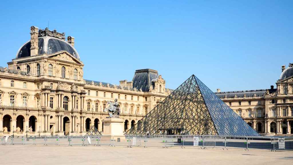 El museo del Louvre en París.