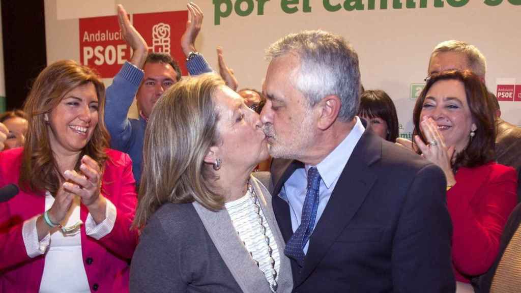 The former president of the Board, José Antonio Griñán, with his wife on election night in 2012.