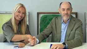 La presidenta de Switch Mobility Europe, Eva Driessen, y el presidente de Acor Jesús Posadas firman la compra de los terrenos en Soto de Menidilla