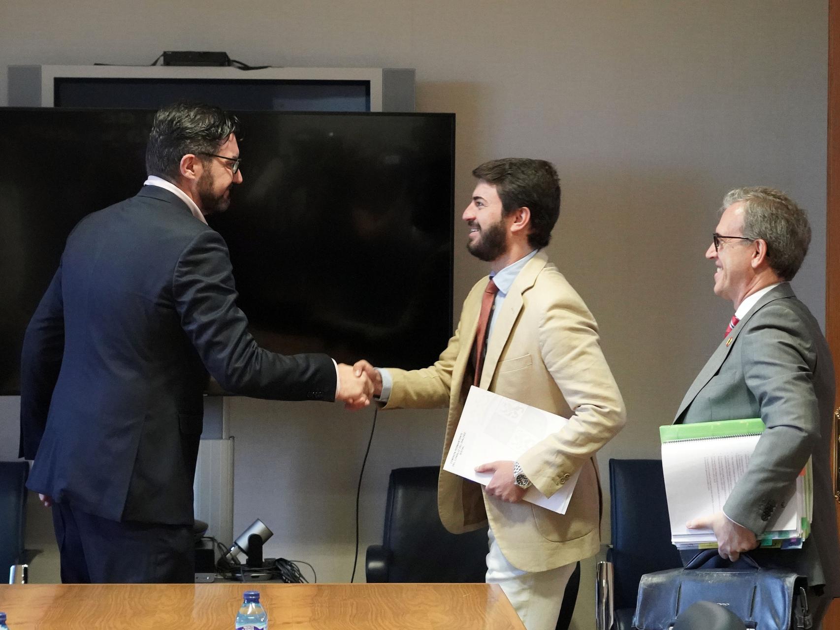 El secretario general de CEOECyL, David Esteban, saluda al vicepresidente de la Junta, Juan García-Gallardo, al inicio de la reunión del Diálogo Social este viernes.