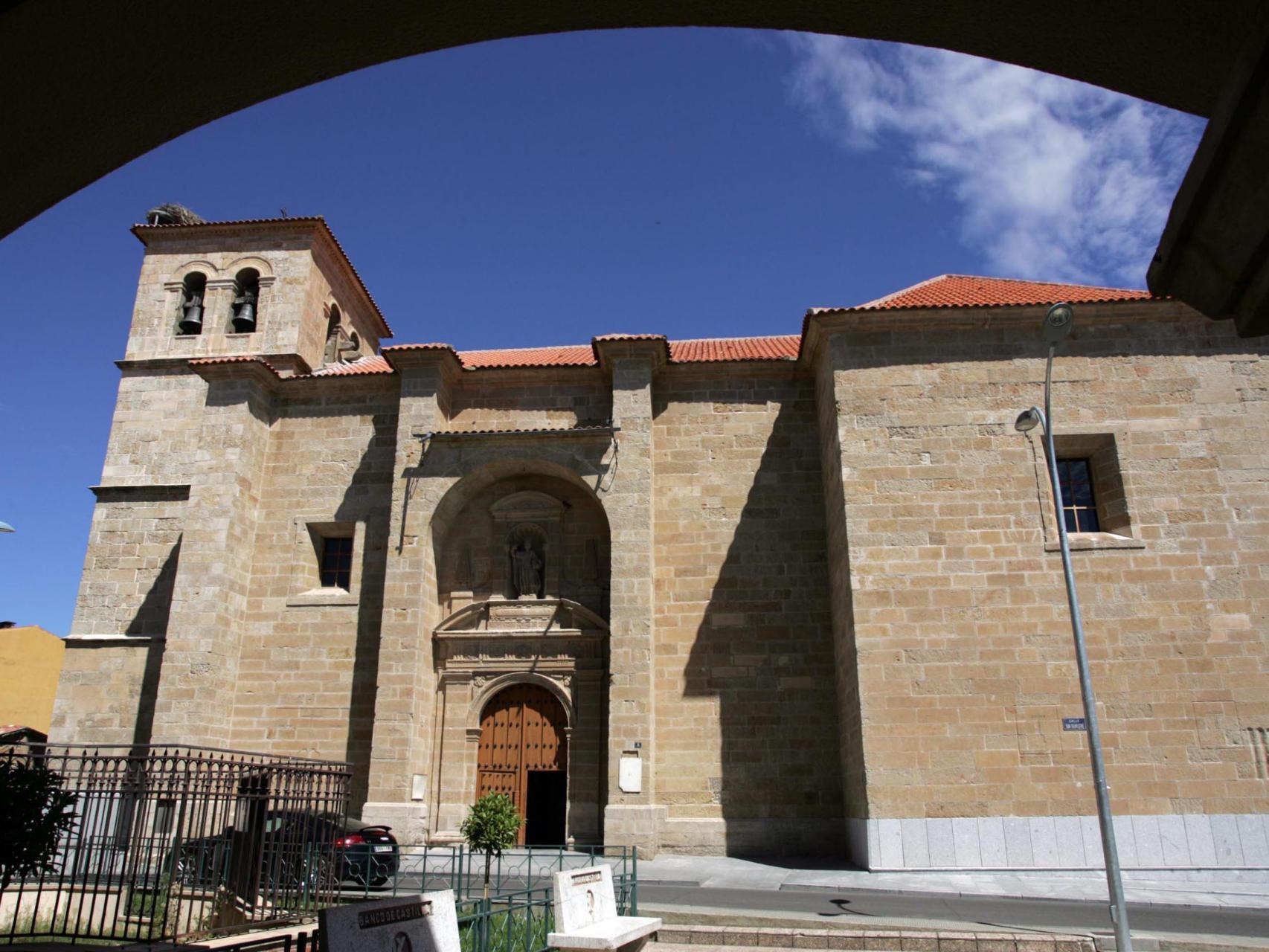 Imagen de la iglesia del municipio de Villares de la Reina, en Salamanca.