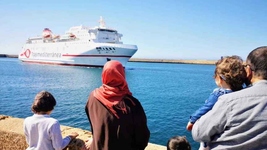 Una familia espera el ferry para cruz el Estrecho. Cedida por la Autoridad Portuaria de Almería