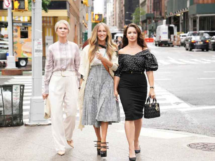 from left  to right  Cynthia Nixon, Sarah Jessica Parker, and Kristin Davis in a scene from 'And just like that'