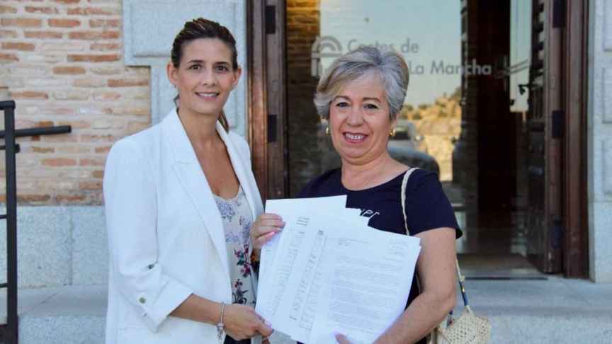 Carolina Agudo y Yolanda Contreras han presentado las firmas de los vecinos de Camarena.