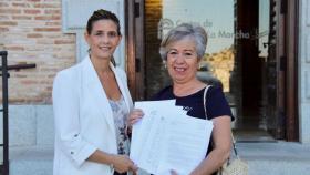 Carolina Agudo y Yolanda Contreras han presentado las firmas de los vecinos de Camarena.