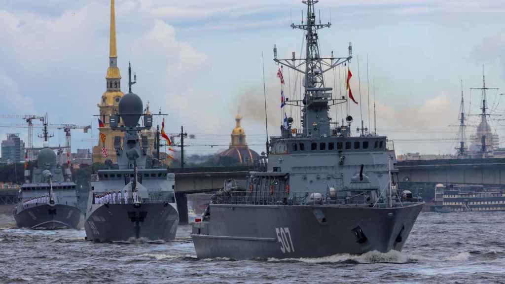 Buques de guerra rusos durante el desfile del día de la Armada rusa en San Petersburgo.