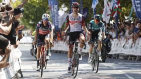 Juan Ayuso celebra tras ganar el Circuito de Getxo