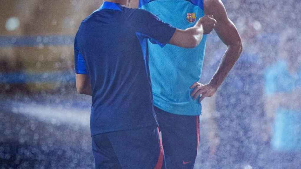 Xavi Hernández y Lewandowski, en un entrenamiento del Barça