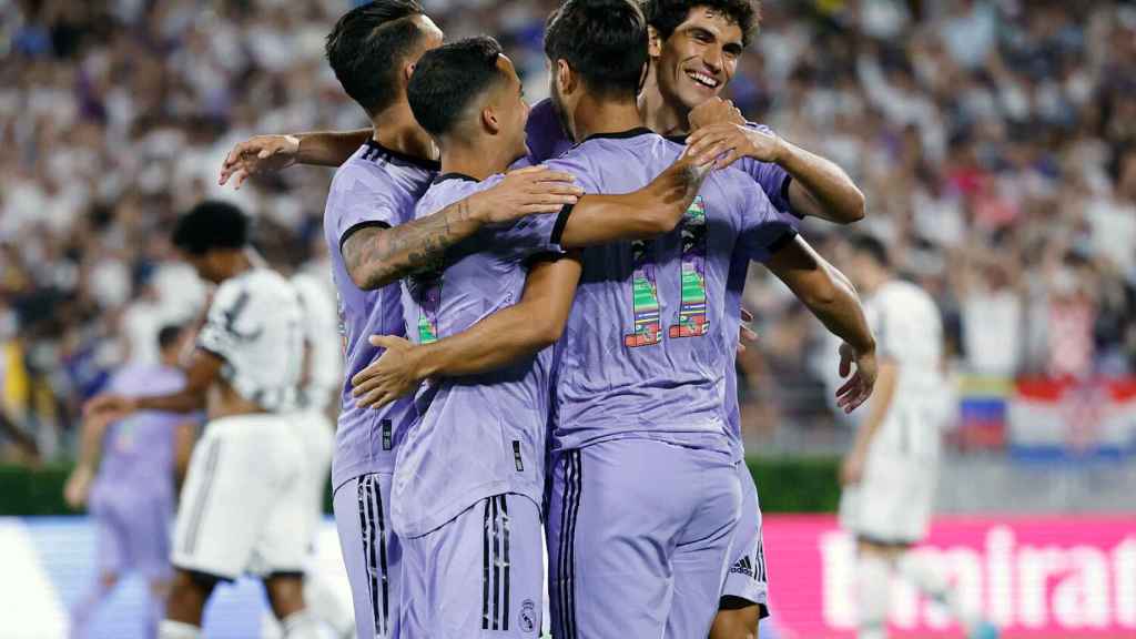 Dani Ceballos, Lucas Vázquez y Jesús Vallejo felicitan a Marco Asensio por su gol (camiseta morada del Real Madrid)