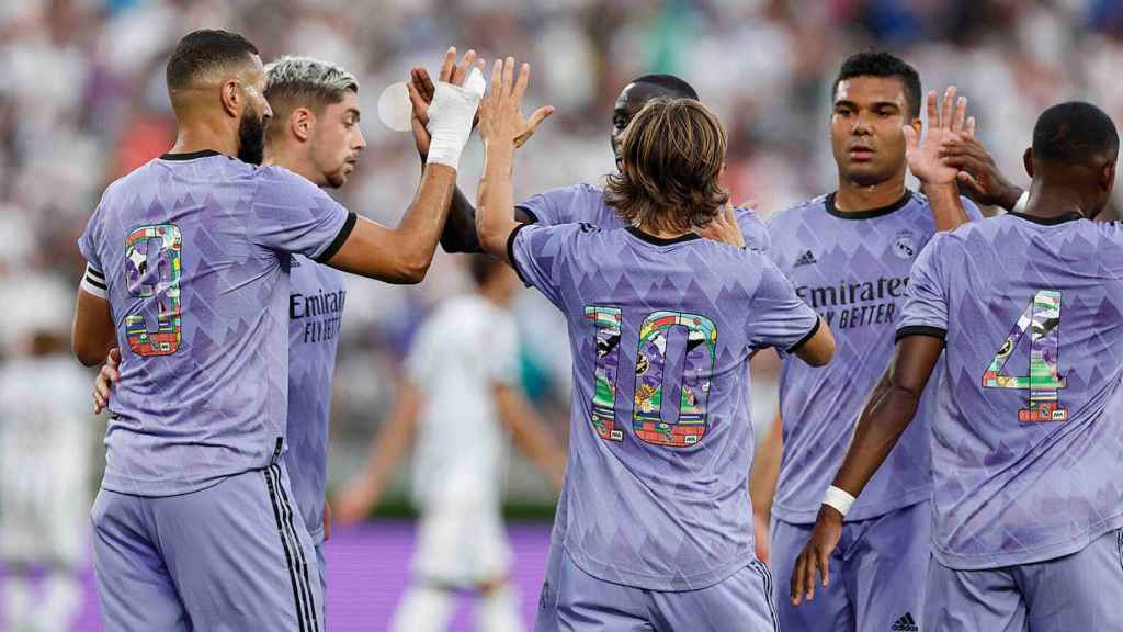 Los jugadores del Real Madrid felicitan a Karim Benzema por su gol a la Juventus