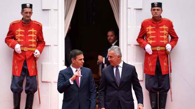 Pedro Sánchez (i), junto al presidente de Montenegro, Milo Djukanovic, este domingo.