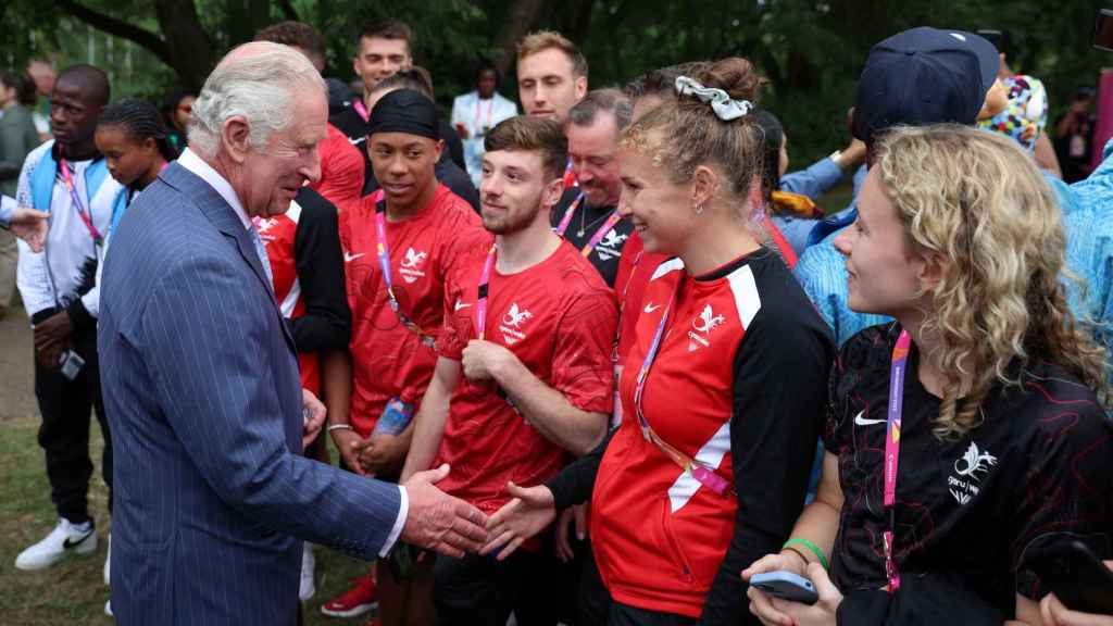 Carlos de Inglaterra, durante su visita a los atletas que participan en los Juegos de la Commonwealth este 28 de julio