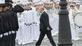 El presidente ruso Vladimir Putin asiste al Desfile Naval Principal que conmemora el Día de la Marina Rusa en San Petersburgo, Rusia, este domingo.
