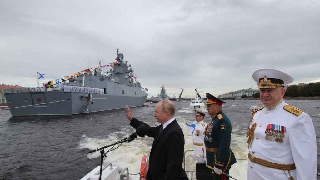 Vladimir Putin en el Desfile Naval que conmemora el Día de la Marina Rusa en San Petersburgo, Rusia, este domingo.