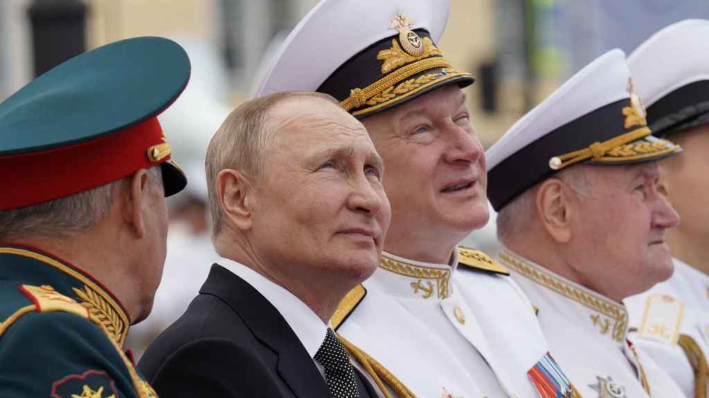 Putin en el Desfile Naval que conmemora el Día de la Marina Rusa en San Petersburgo, Rusia, este domingo.