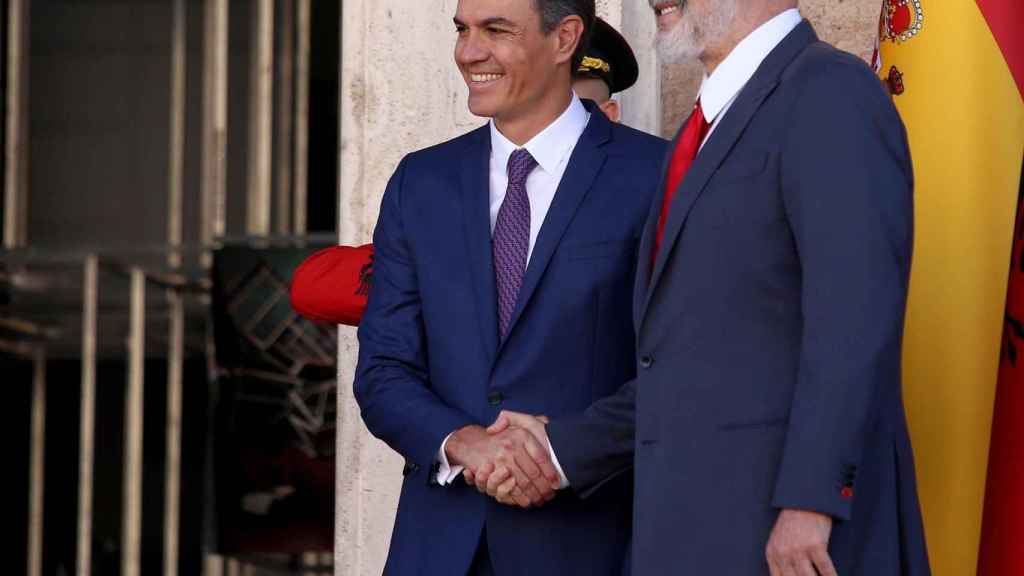 Pedro Sánchez junto al primer ministro albanés, Edi Rama.