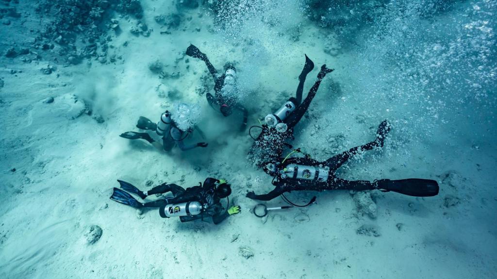 Inmersión de los buzos del proyecto de Allen Exploration.
